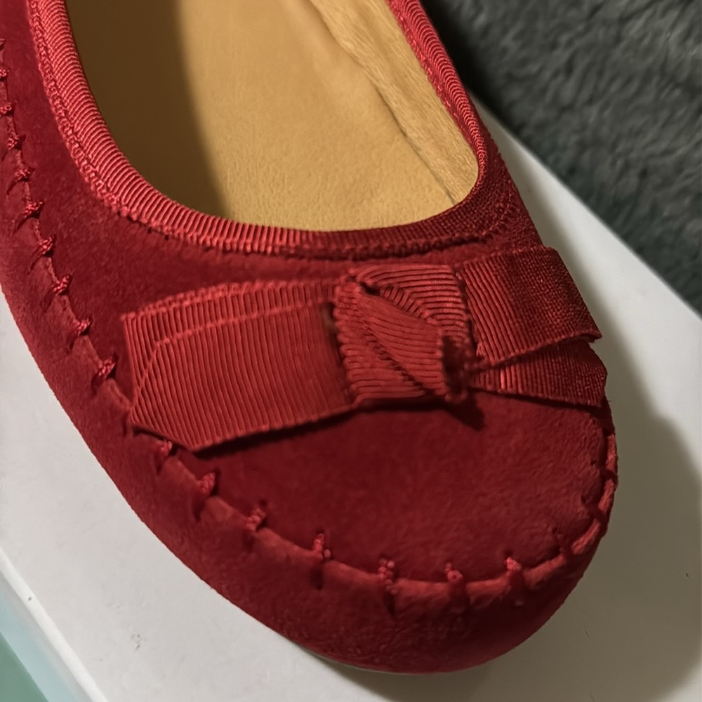 NIB Coldwater Creek Red Suede Loafers SZ 6 W run large Beautiful pair of shoes - Picture 2 of 7